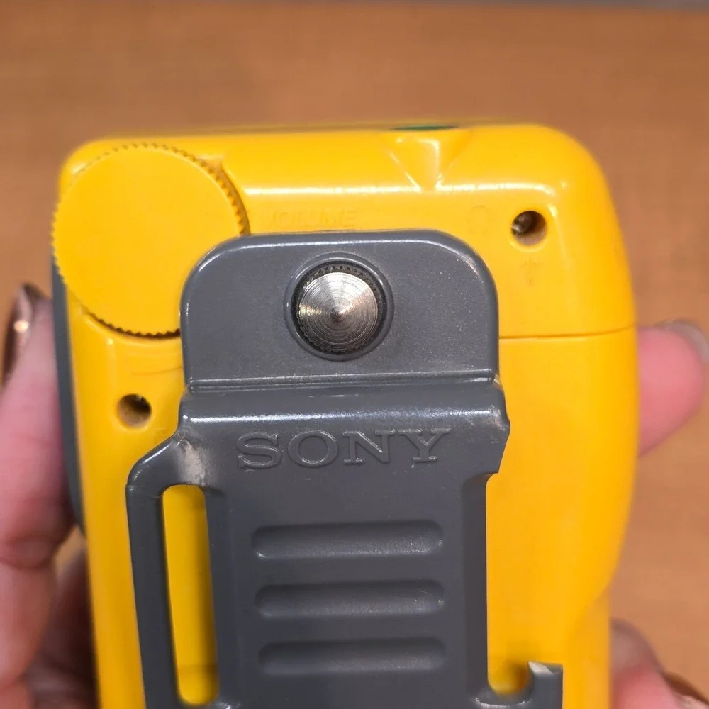 Vintage SONY Walkman Sports FM/AM Radio Yellow SRF-M70 with Belt‎ WORKING!